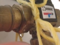 Detail kvapkajúceho spoja vodovodného potrubia