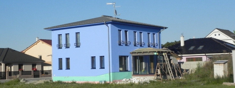 omietnutý modrý dom - panorama