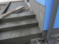 betónové schody pred skladom